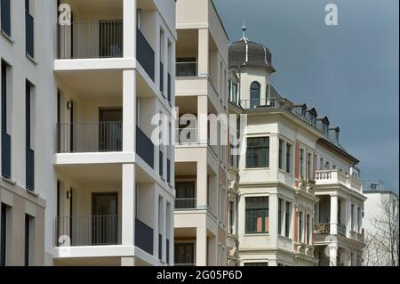 Leipzig, Allemagne. 05e mai 2021. Un écart entre les bâtiments de Leipzig est en cours de fermeture avec un nouveau bâtiment comme une maison d'appartement d'angle directement à côté d'une ancienne maison Gründerzeit historique sur une rue principale. Credit: Volkmar Heinz/dpa-Zentralbild/ZB/dpa/Alay Live News Banque D'Images