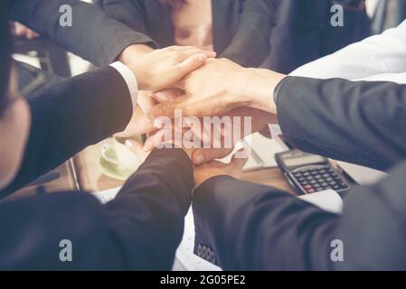 Groupe de personnes avec succès la diversité fist bump partenariat de mains pour pouvoir afficher et équipes unifiées dans Office. La confiance dans le travail d'équipe d'affaires p Banque D'Images