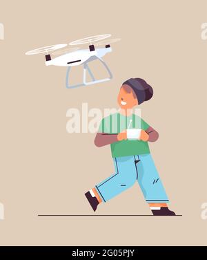 garçon contrôlant le drone d'air avec la télécommande sans fil souriant garçon amuse-toi bien Illustration de Vecteur