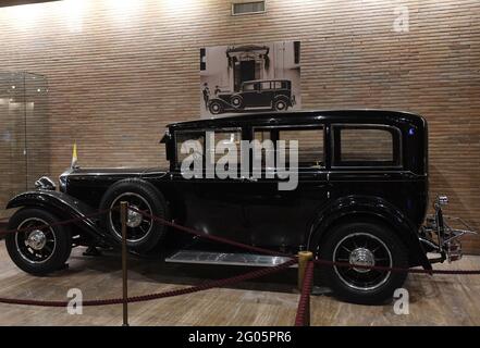 La Mercedes-Benz 460 du Pape PIE XI dans le pavillon de la calèche des Musées du Vatican le 2021 mars.- inaugurée en 1973 par le pape Paul VI le pavillon de la calèche (Padiglione delle Carrozze) des Musées du Vatican montre une collection de bérets cérémoniels, chaises de berlines, Diverses automobiles et popemobiles appartenant à des Pontiffs ou des Princes de la Sainte Église romaine. - donné à Pie XI le 14 novembre 1930 par Mercedes Benz pour commémorer la conciliation entre l'Eglise et l'Etat italien, le 460 Nurburg dispose, pour des raisons de protocole, d'un habitacle arrière équipé de Banque D'Images