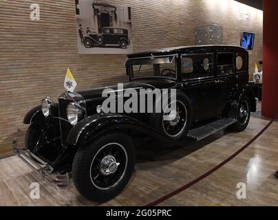 La Mercedes-Benz 460 du Pape PIE XI dans le pavillon de la calèche des Musées du Vatican le 2021 mars.- inaugurée en 1973 par le pape Paul VI le pavillon de la calèche (Padiglione delle Carrozze) des Musées du Vatican montre une collection de bérets cérémoniels, chaises de berlines, Diverses automobiles et popemobiles appartenant à des Pontiffs ou des Princes de la Sainte Église romaine. - donné à Pie XI le 14 novembre 1930 par Mercedes Benz pour commémorer la conciliation entre l'Eglise et l'Etat italien, le 460 Nurburg dispose, pour des raisons de protocole, d'un habitacle arrière équipé de Banque D'Images