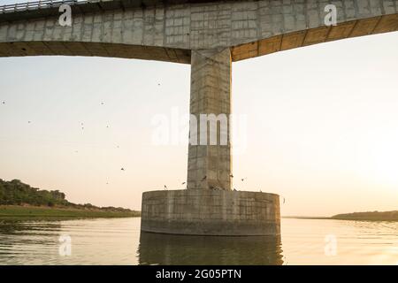 Le magnifique pont de Pali sur la rivière Chambal reliant le Madhya Pradesh et le Rajasthan en Inde. Banque D'Images