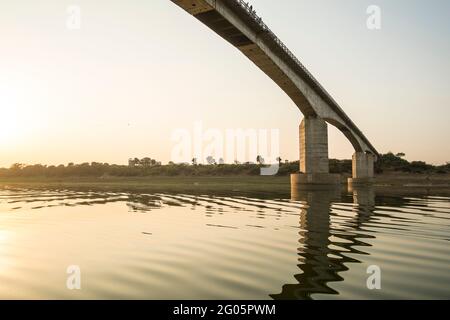 Le magnifique pont de Pali sur la rivière Chambal reliant le Madhya Pradesh et le Rajasthan en Inde. Banque D'Images