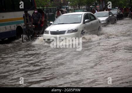 01 juin 2021.Dhaka, Bangladesh. Des véhicules traversent une rue inondée à Dhaka, au Bangladesh, de fortes pluies de mousson ont fait des ravages dans la tête du pays Banque D'Images