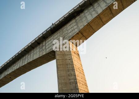 Le magnifique pont de Pali sur la rivière Chambal reliant le Madhya Pradesh et le Rajasthan en Inde. Banque D'Images