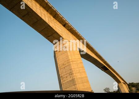 Le magnifique pont de Pali sur la rivière Chambal reliant le Madhya Pradesh et le Rajasthan en Inde. Banque D'Images