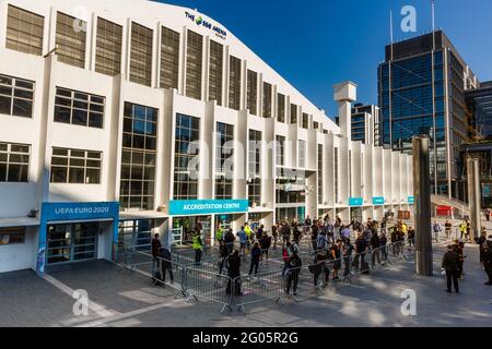 Stade Wembley, Wembley Park, Royaume-Uni. 1er juin 2021. Reporté par la pandémie du coronavirus, Wembley commence enfin à prendre forme pour l'Euro 2020 - Championnat d'Europe de football de l'UEFA. Des gens ont été vus faire la queue devant SSE Arena ce matin pour obtenir leur accréditation pour travailler au stade pendant le tournoi. Gareth Southgate est sur le point de confirmer son équipe d'Angleterre de 26 hommes avant la date limite de l'UEFA ce soir. Amanda Rose/Alamy Live News Banque D'Images