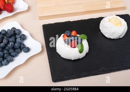 Anna Pavlova Gateau A La Fraise Close Up Photo Stock Alamy