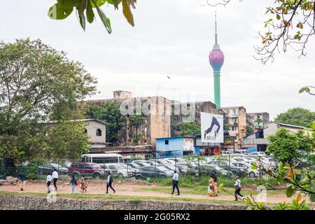 Les employés de bureau sri lankais rentrent chez eux et sont négligés par la Colombo Lotus Tower, la plus grande structure autonome d'Asie du Sud, Colombo, Sri lanka Banque D'Images