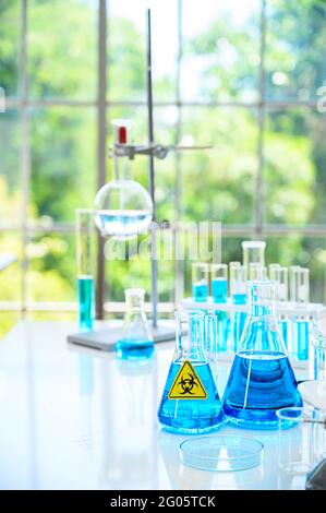 Équipement de laboratoire avec liquide bleu à l'intérieur du statif sur la table au laboratoire. Concept d'équipement scientifique. Banque D'Images