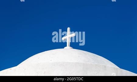 Détails de l'église, couleurs blanc et bleu. Cyclades.Grèce. Croix blanche sur le toit de l'église de l'île grecque, ciel bleu clair. Christianisme religion sy Banque D'Images