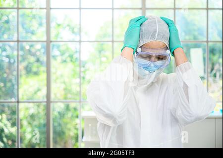 Un scientifique masculin porte une combinaison de protection sérieuse pour les recherches sans succès en laboratoire. Portrait du scientifique Banque D'Images