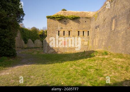 Forteresse de Western Heights, également connue sous le nom de la chute Redoute, sur les falaises au-dessus de Douvres. Partie des fortifications construites aux XVIIIe et XIXe siècles. Banque D'Images