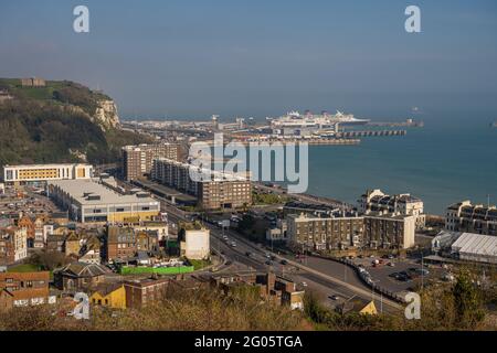 Vue sur le port de Douvres depuis Western Heights, avec une circulation réduite pendant la pandémie de Covid. Banque D'Images