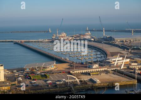 Vue sur le port de Douvres et le nouveau port de plaisance, depuis Western Heights, avec une circulation réduite pendant la pandémie de Covid. Banque D'Images