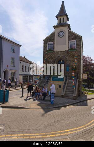 Les familles profitent du soleil devant l'hôtel de ville de Narberth à Pembrokeshire, au pays de Galles Banque D'Images