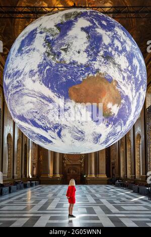 Londres, Royaume-Uni, 1er juin 2021. Le personnel de l’artiste Luke Jerram “Gaia” qui a été installé dans la salle Painted du Old Royal Naval College de Greenwich. La réplique de l'échelle de la Terre tourne lentement pour inspirer un sentiment de l'effet de vue d'ensemble que les astronautes éprouvent lorsqu'ils voient la Terre depuis l'espace. Le travail est exposé jusqu'au 1er juillet. Credit: Stephen Chung / Alamy Live News Banque D'Images