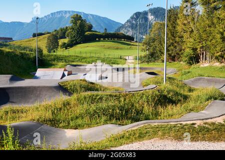 Une piste de pompe avec des arbres sur le côté d'une montagne, Pfronten, Allemagne Banque D'Images