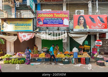 PONDICHÉRY, INDE - juin 2021 : marché des fruits et légumes pendant le confinement imposé pour réduire la propagation de la couronne. Seuls les articles d'épicerie sont autorisés à s'ouvrir Banque D'Images