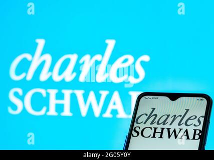 Sur cette photo, le logo de Charles Schwab Corporation est affiché sur un smartphone Banque D'Images