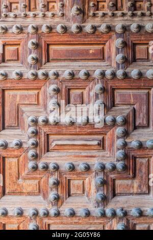 Ancienne porte de l'église jésuite (San Ildefonso) à Tolède, Espagne Banque D'Images
