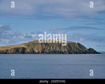 Une vue de Sumburgh Head au sud de Shetland, Royaume-Uni, prise de la Ness de Burgi lors d'une journée calme et ensoleillée au printemps. Banque D'Images