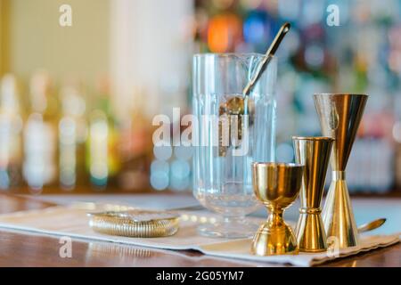 des instruments de boissons à cocktail de couleur dorée sur un comptoir de bar Banque D'Images