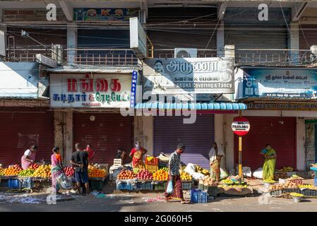 PONDICHÉRY, INDE - juin 2021 : marché des fruits et légumes pendant le confinement imposé pour réduire la propagation de la couronne. Seuls les articles d'épicerie sont autorisés à s'ouvrir Banque D'Images