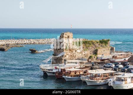 Bateaux à Byblos port avec des ruines en arrière-plan, Jbeil, Liban Banque D'Images