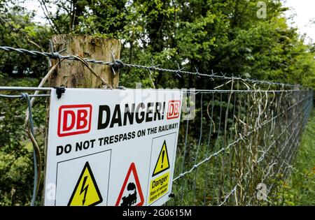 DANGER, panneau d'avertissement, ne pas forcer sur le chemin de fer. Banque D'Images