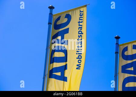 Drapeau ADAC contre un ciel bleu Banque D'Images