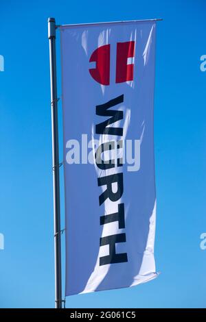 Drapeau de la société Würth devant un ciel bleu Banque D'Images