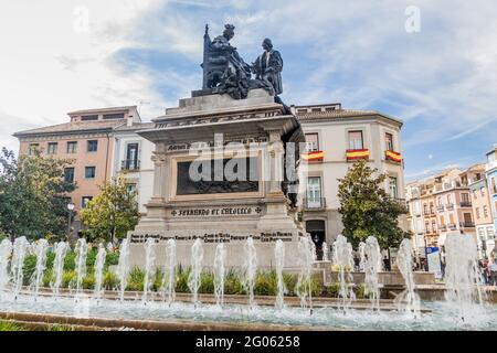 GRENADE, ESPAGNE - 3 NOVEMBRE 2017 : sculpture de la reine Isabella avec Christophe Colomb à Grenade. Banque D'Images