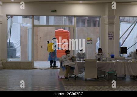 New Delhi, Inde. 30 mai 2021. Patients Covid positifs au centre d'isolement dans un Gurdwara (temple sikh) où le traitement est gratuit pour les patients à Delhi. (Photo par Ishant Chauhan/Pacific Press) crédit: Pacific Press Media production Corp./Alay Live News Banque D'Images