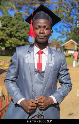 MPIGI, OUGANDA - 31 mai 2021 : le beau homme afro-américain diplômé le jour de sa graduation comme nous avons le plaisir et essayer différentes poses de photo look Banque D'Images