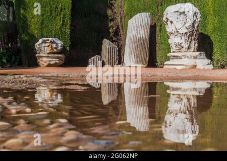 Vestiges de vieilles colonnes à Alcazar de los Reyes Cristianos à Cordoue, Espagne Banque D'Images