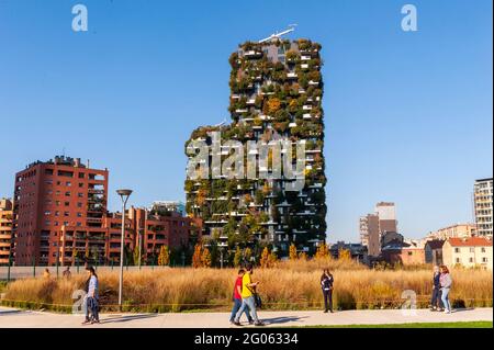 Vue sur le bâtiment Bosco verticale, deux tours résidentielles dans le quartier Porta Nuova de Milan, la Biblioteca degli Alberi, la Bibliothèque des arbres, po Banque D'Images