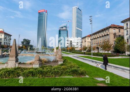 Les trois tours du quartier City Life vue de piazzale Giulio Cesare avec la fontaine Quttro Stagioni, Milan, Lombardie, Italie, Europe Banque D'Images