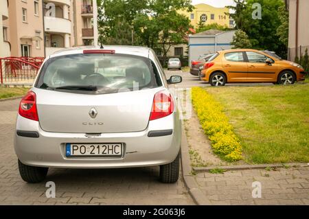 POZN, POLOGNE - 30 mai 2021 : parking de Renault Clio sur place dans la ville Banque D'Images