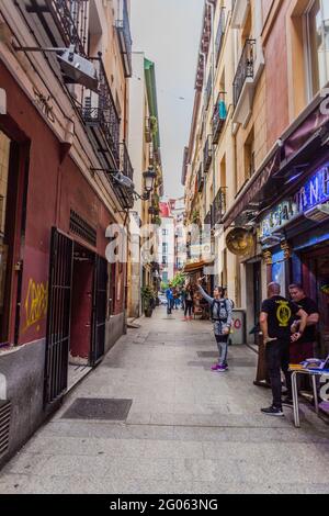 MADRID, ESPAGNE - 22 OCTOBRE 2017 : rue étroite dans le centre de Madrid. Banque D'Images