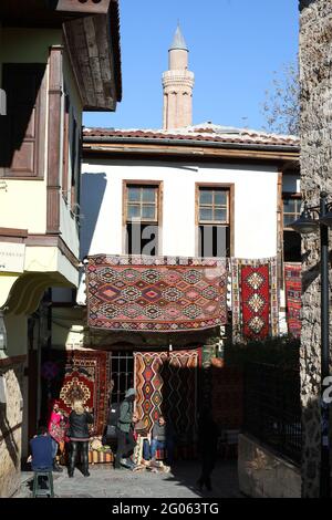 Antalya, Turquie décembre 22 2018: Les touristes visitant l'ancienne ville de Kaleici prennent des photos de vieux bâtiments traditionnels et des fabricants de tapis. Banque D'Images