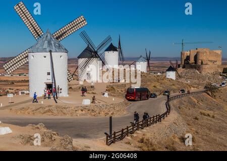 CONSUEGRA, ESPAGNE - 24 OCTOBRE 2017 : moulins à vent et château dans le village de Consuegra, Espagne Banque D'Images