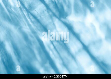 Effet de superposition de texture d'eau pour les photos et les maquettes. Effet caustique de l'ombre et de la lumière organiques en diagonale sur un mur bleu Banque D'Images