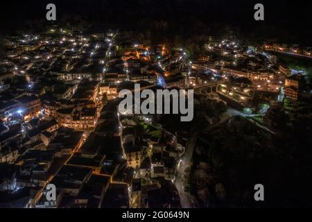 Vue aérienne de nuit de Novara di Sicilia près de Messine, Sicile, Italie, Europe Banque D'Images