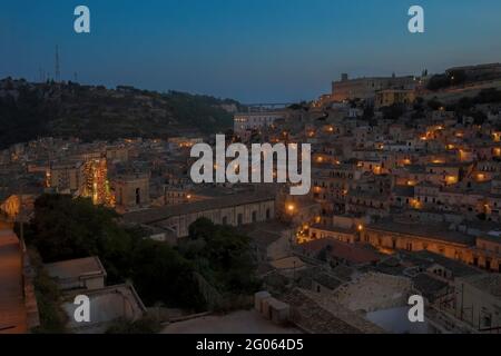 Vue panoramique sur le baroque de Modica, la ville de chocolat qui s'élève à Val di Noto, UNESCO, Patrimoine mondial, site, Sicile, Italie, Europe Banque D'Images