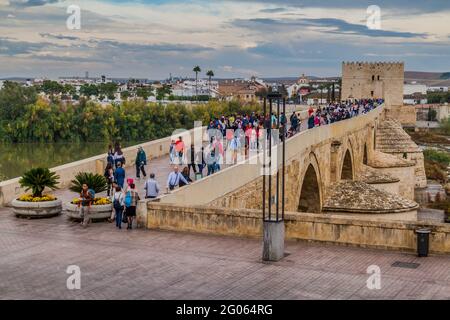 CORDOUE, ESPAGNE - 4 NOVEMBRE 2017 : les gens traversent le pont romain de Cordoue. Banque D'Images