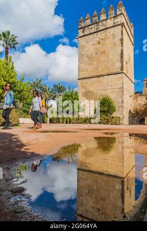 CORDOBA, ESPAGNE - 5 NOVEMBRE 2017: Les gens visitent Alcazar de los Reyes Cristianos à Cordoue. Banque D'Images