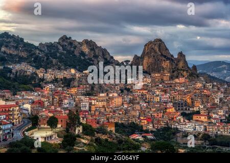 Vue aérienne du village de Gagliano Castelferrato, il est situé dans la partie nord de la province d'Enna, Enna, Italie, Europe Banque D'Images