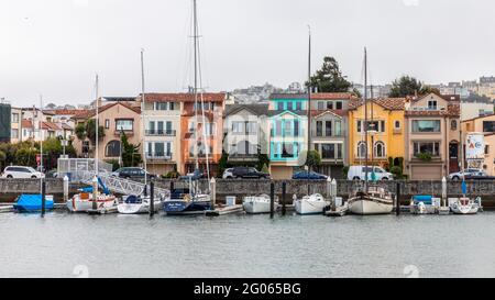 San Francisco, Californie, États-Unis - 28 septembre 2019 : bâtiment coloré sur Marina Boulevard avec bateaux à voile au port par jour nuageux, quartier de Marina. Banque D'Images