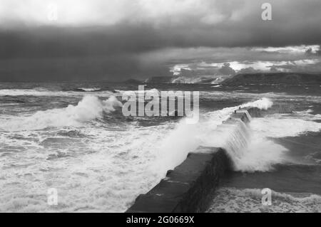 Tempête à Sennen Cove, Cornwall, Royaume-Uni - John Gollop Banque D'Images